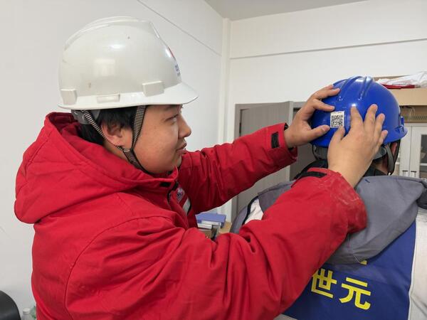 2-1、项目安全员为施工人怨爻贴二维码.jpg
