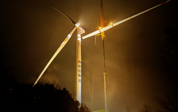 3133cc拉斯维加斯新能源公司贵州分公司风雅县松林风电场——作者：王浪《苍穹下的吊装》.jpg