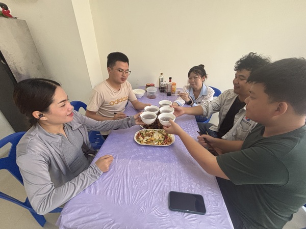 中表员工一路吃元宵.jpg